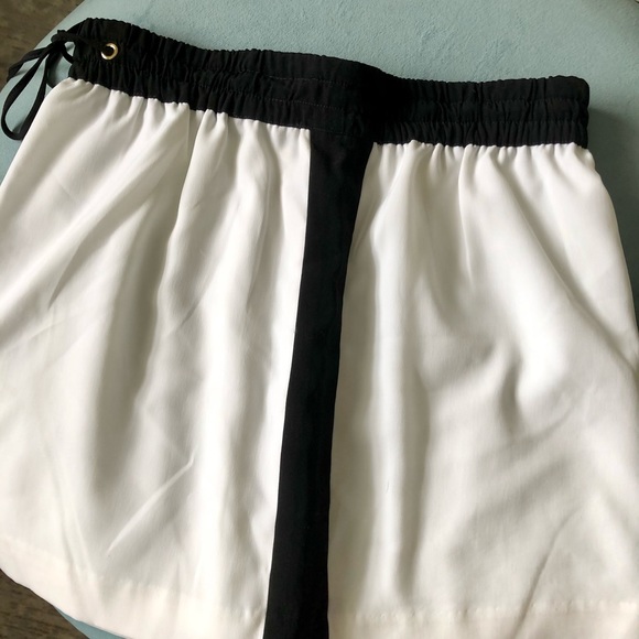 EXPRESS Mini Skirt 🔳 - Picture 6 of 7